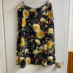 Gorgeous women’s 3X skirt, pull on, black, yellow floral print stretchy soft.